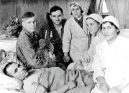 Раненые и те, кто их выхаживал в московском эвакогоспитале № 3359. 20 апреля 1945 года. Ляля — вторая справа