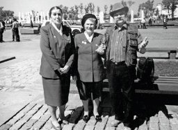 Поклонная гора. 9 мая 2000 года. В 2000 году Людмила Ивановна (слева) участвовала в параде на Красной площади.
