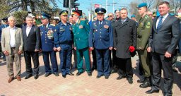 В Таганроге открыт памятник Десантнику №1