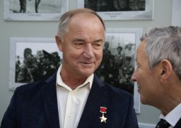 Фотовыставка "Десантный характер!" во Внуково